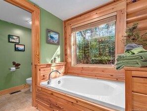 Combined shower/bathtub, hair dryer, towels - Leins Lodge Luxury Home with Stunning Mountain Views (Maggie Valley)