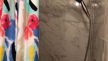 Doccia, asciugacapelli, asciugamani, sapone