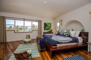 3 bedrooms, iron/ironing board, internet, bed sheets