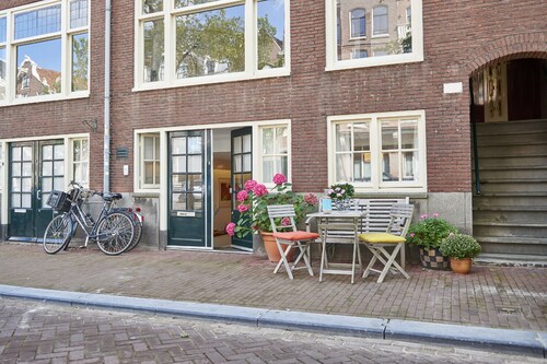 TWO BEDROOMS WITH TWO PRIVATE BATHROOMS - IDEAL FOR 2 COUPLES