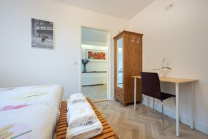 2 bedrooms, desk, iron/ironing board, travel crib - TWO BEDROOMS WITH TWO PRIVATE BATHROOMS - IDEAL FOR 2 COUPLES (Amsterdam)