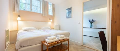 2 camere, una scrivania, ferro/asse da stiro, culla da viaggio