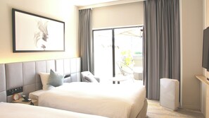 Chambre avec lits jumeaux, plusieurs lits, non-fumeurs, balcon | Literie de qualité supérieure, couette en duvet d'oie
