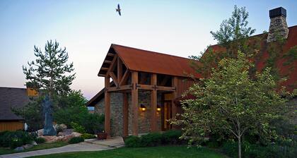 SUMMER FUN! Amazing Views/Fresh Air!7bd/5ba/Gamerm/Playrm/HTb/Walk-out basement!