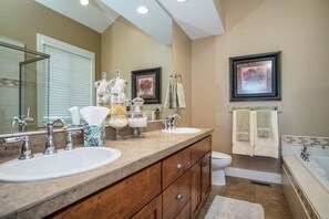Shower, hair dryer, towels, soap - SUMMER FUN! Amazing Views/Fresh Air!7bd/5ba/Gamerm/Playrm/HTb/Walk-out basement! (Eden)