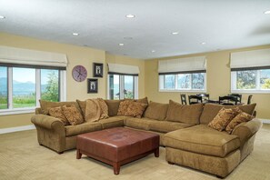 TV, fireplace, DVD player, table football - SUMMER FUN! Amazing Views/Fresh Air!7bd/5ba/Gamerm/Playrm/HTb/Walk-out basement! (Eden)