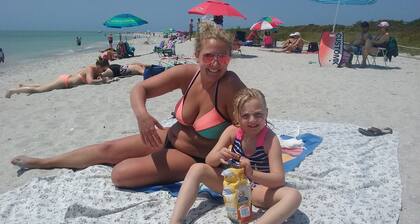 Hideout just out of Sanibel & Ft Myers Beach traffic Private heated pool