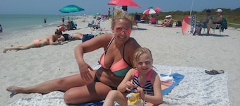 Hideout just out of Sanibel & Ft Myers Beach traffic Private heated pool