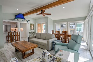 Smart TV - Stunning Gulf Beach House. Rebuilt and better than ever! Steps from the beach ! (Manasota Key)