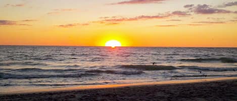 Aan het strand, ligstoelen aan het strand, strandlakens