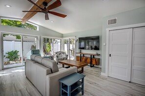 Smart TV - Stunning Gulf Beach House. Rebuilt and better than ever! Steps from the beach ! (Manasota Key)