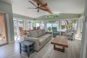 Smart TV - Stunning Gulf Beach House. Rebuilt and better than ever! Steps from the beach ! (Manasota Key)