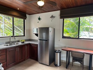 ثلاجة، ميكروويف، فرن، موقد طهي مسطح