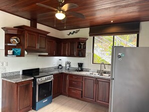 Een koelkast, een magnetron, een oven, een kookplaat