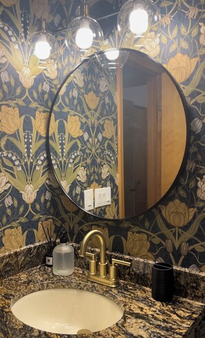 Badewanne, Whirlpool, Haartrockner, Handtücher