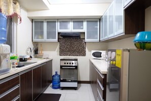 Fridge, microwave, oven, stovetop - City View Condo Homestay @ the ♥ of Ortigas Center (Ortigas Center)