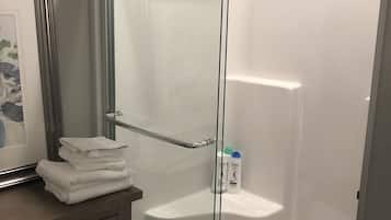 Douche, sĂšche-cheveux, serviettes fournies, savon