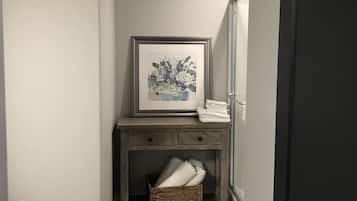 Douche, sĂšche-cheveux, serviettes fournies, savon