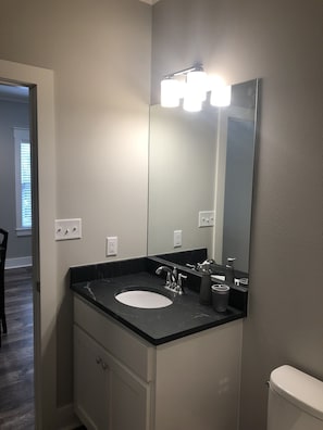 تجهيزات دش، مجففات شعر، مناشف، صابون