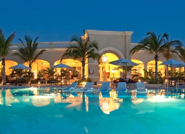 Een binnenzwembad, een buitenzwembad