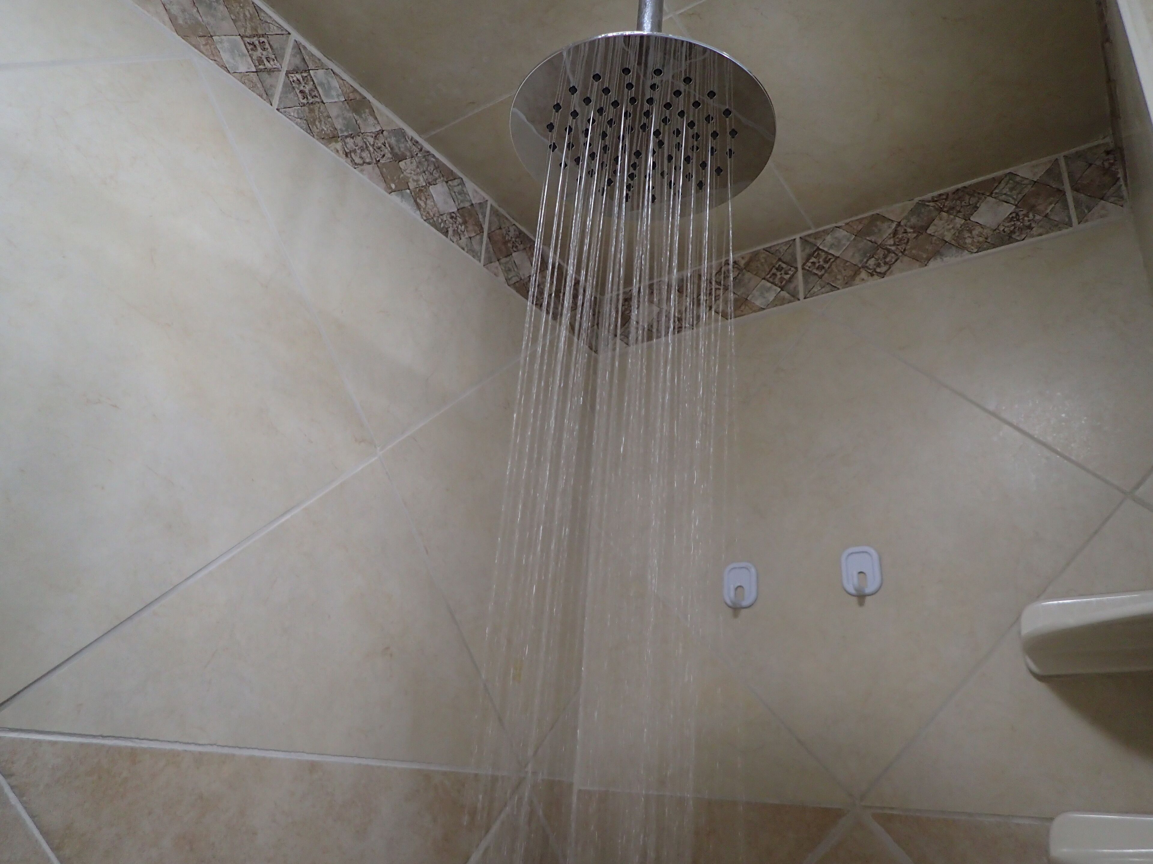 Regendusche, Haartrockner, Handtücher, Seife