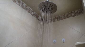 Regendusche, Haartrockner, Handtücher, Seife