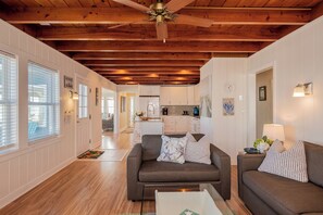 电视、DVD 播放器、书、影片库