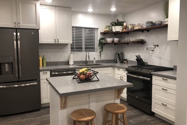 Een koelkast, een microgolfoven, een oven, een kookplaat