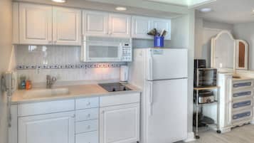 Kühlschrank, Mikrowelle, Herdplatte, Wasserkocher mit Kaffee-/Teezubehör