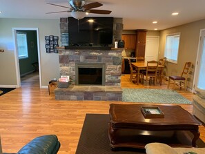 تلفزيون، مدفأة، مشغل دي في دي، مكتبة فيديو