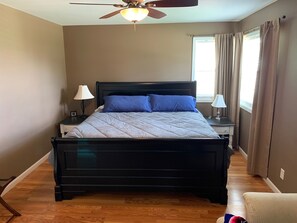 3 عدّة غرف نوم ومكواة/لوح كي وواي فاي وملاءات أسرّة