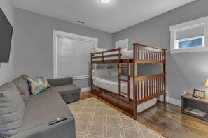 4 bedrooms, iron/ironing board, WiFi, bed sheets - 4BR/3BA Modern House w/Dntn View, Fire Pit, HotTub (Nashville)