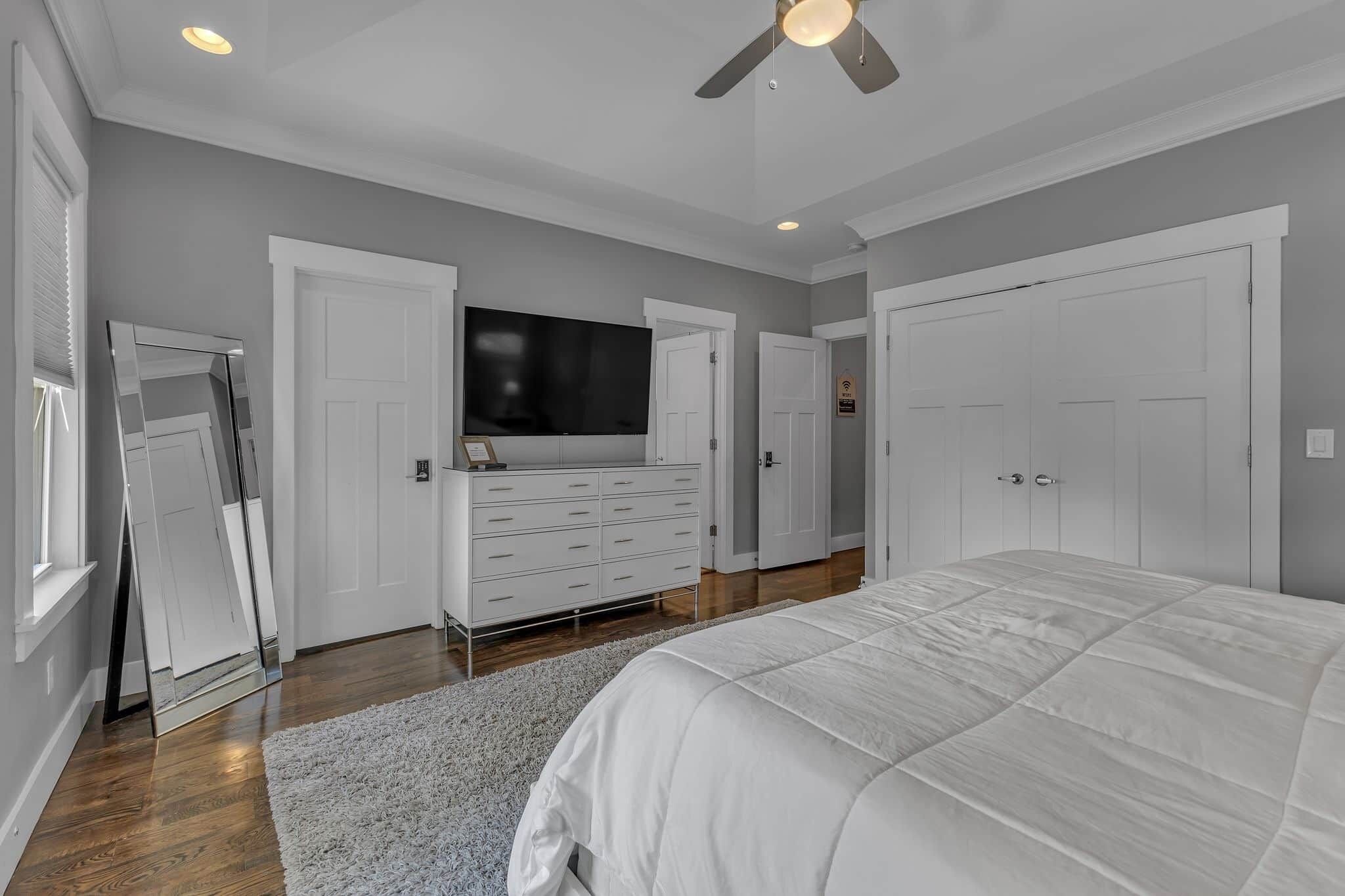 4 habitaciones, tabla de planchar con plancha, wifi y ropa de cama 
