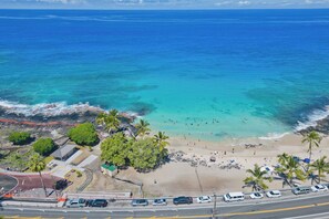 Playa en los alrededores, camastros y toallas de playa