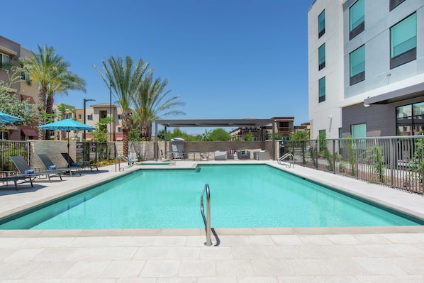 Outdoor pool, open 8:00 AM to 10:00 PM, pool umbrellas, pool loungers - Hilton Garden Inn Surprise Phoenix (Surprise)