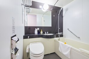 Combined shower/bathtub, deep-soaking bathtub, free toiletries - KOKO HOTEL Kobe Shinnagata (Kobe)