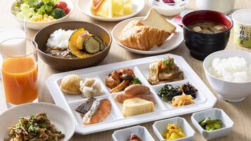 Se ofrece un desayuno bufé (1700 JPY por persona)