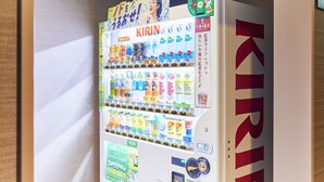 Una máquina expendedora con diversos productos, como bebidas y aperitivos, con precios indicados.