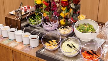 Se ofrece un desayuno bufé (1700 JPY por persona)