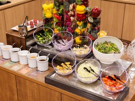 อาหารเช้าแบบบุฟเฟ่ต์ทุกวัน (JPY 1700 ต่อคน)