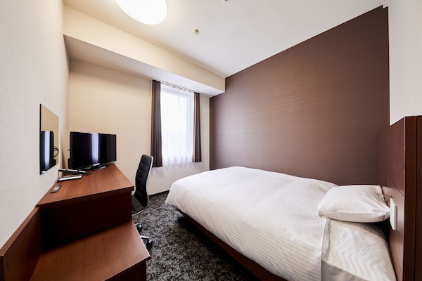 Down duvets, individually decorated, individually furnished, desk