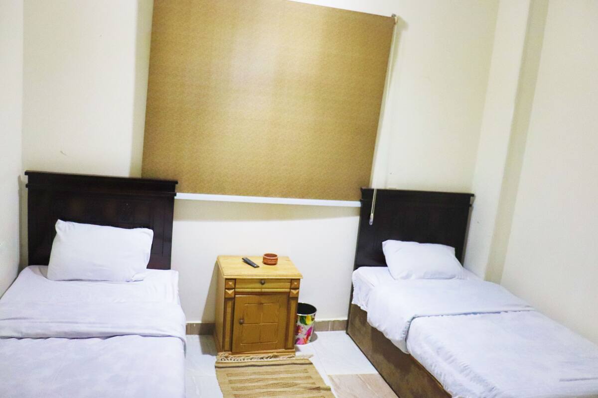 Chambre Confort Double ou avec lits jumeaux, salle de bains privée | Draps en coton égyptien, literie de qualité supérieure