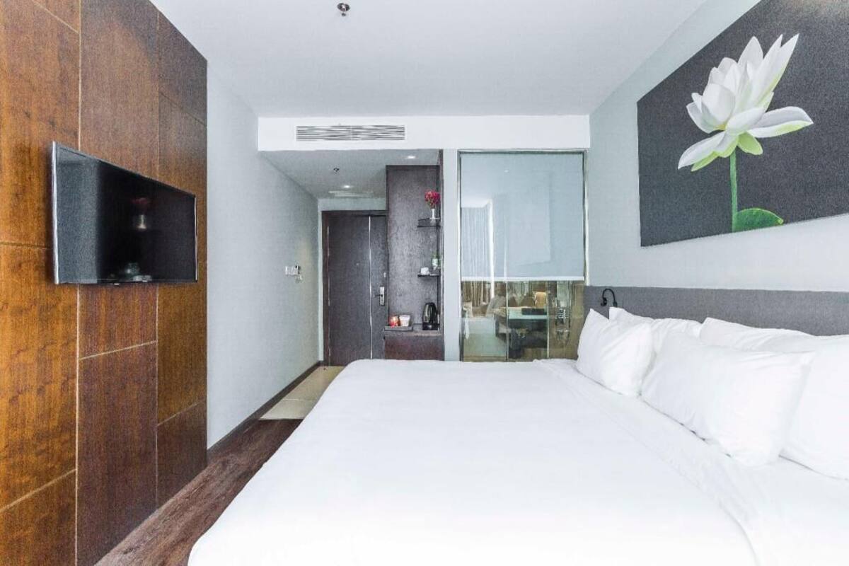 Egyptian cotton sheets, premium bedding, minibar, in-room safe