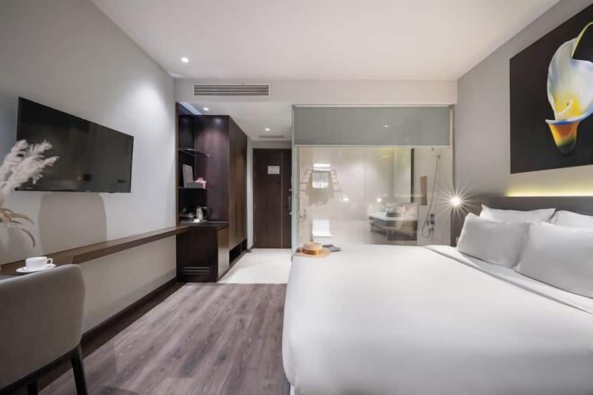 Egyptian cotton sheets, premium bedding, minibar, in-room safe