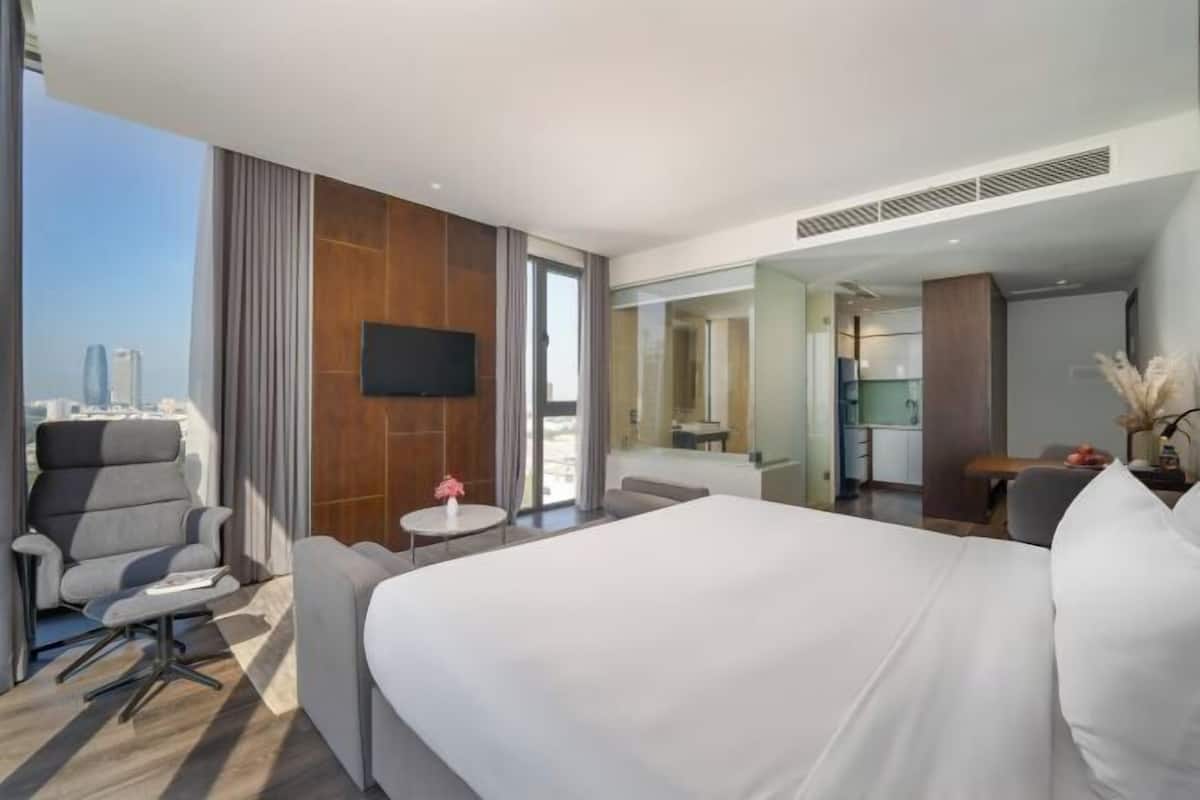 Egyptian cotton sheets, premium bedding, minibar, in-room safe