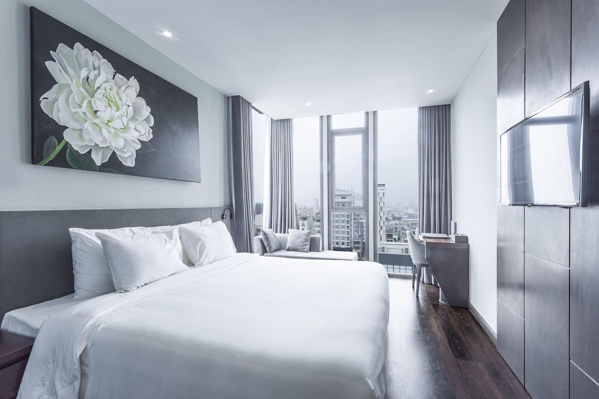 Egyptian cotton sheets, premium bedding, minibar, in-room safe