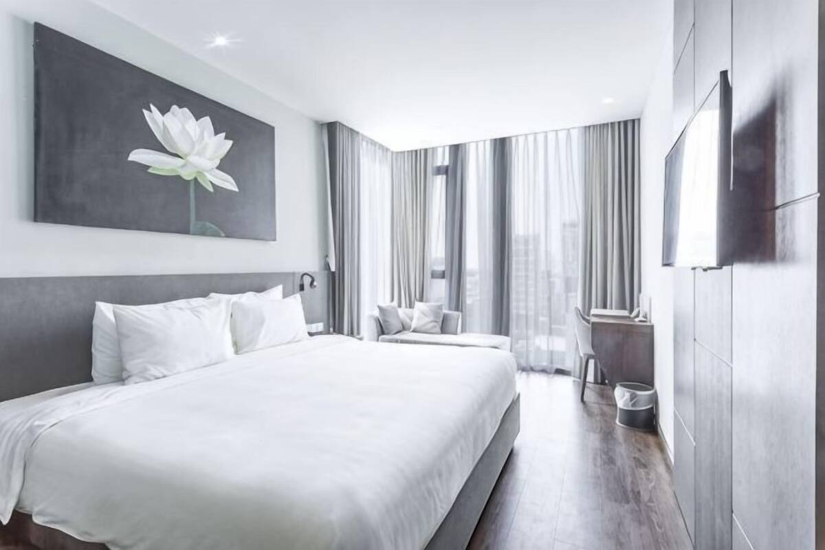 Egyptian cotton sheets, premium bedding, minibar, in-room safe