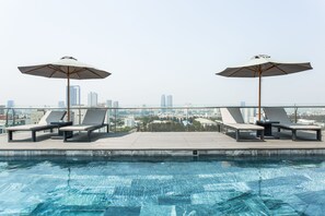 Hồ bơi ngoài trời, mở cửa từ 6:30 đến 21:30, ghế dài tắm nắng 