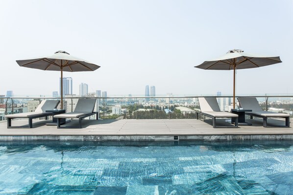 Außenpool, geöffnet von 06:30 Uhr bis 21:30 Uhr, Liegestühle