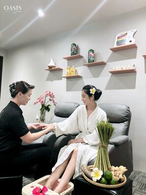 Aromatherapy, hot stone massages, facials, manicures and pedicures - Everland Hotel (Da Nang)